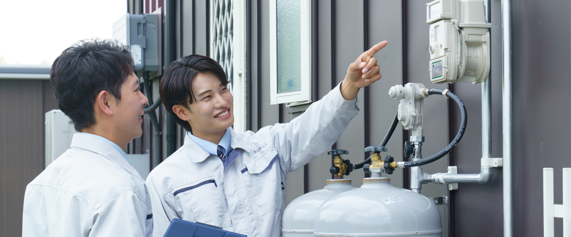 LPガス設備を確認する新日本ガスの社員