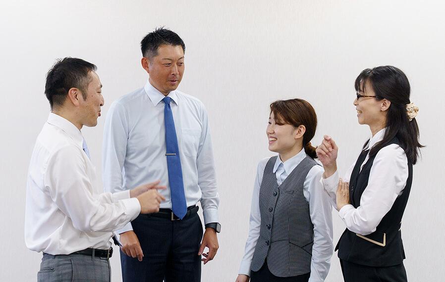 部署を越えて交流する新日本ガスの社員