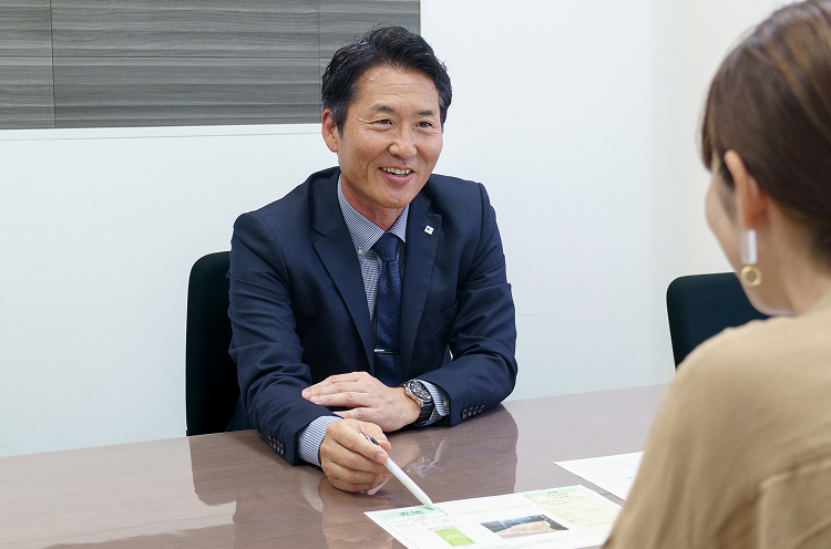 不動産の相談に対応する社員