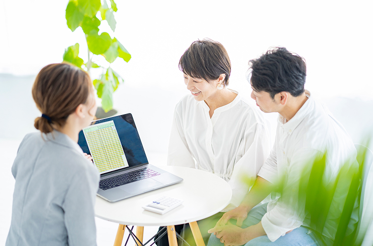 保険の相談に対応する社員