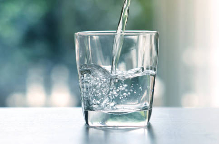 コップに注がれる水