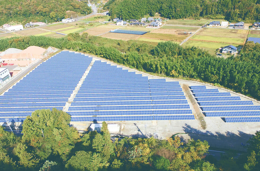 太陽光パネルが並ぶ太陽光発電所