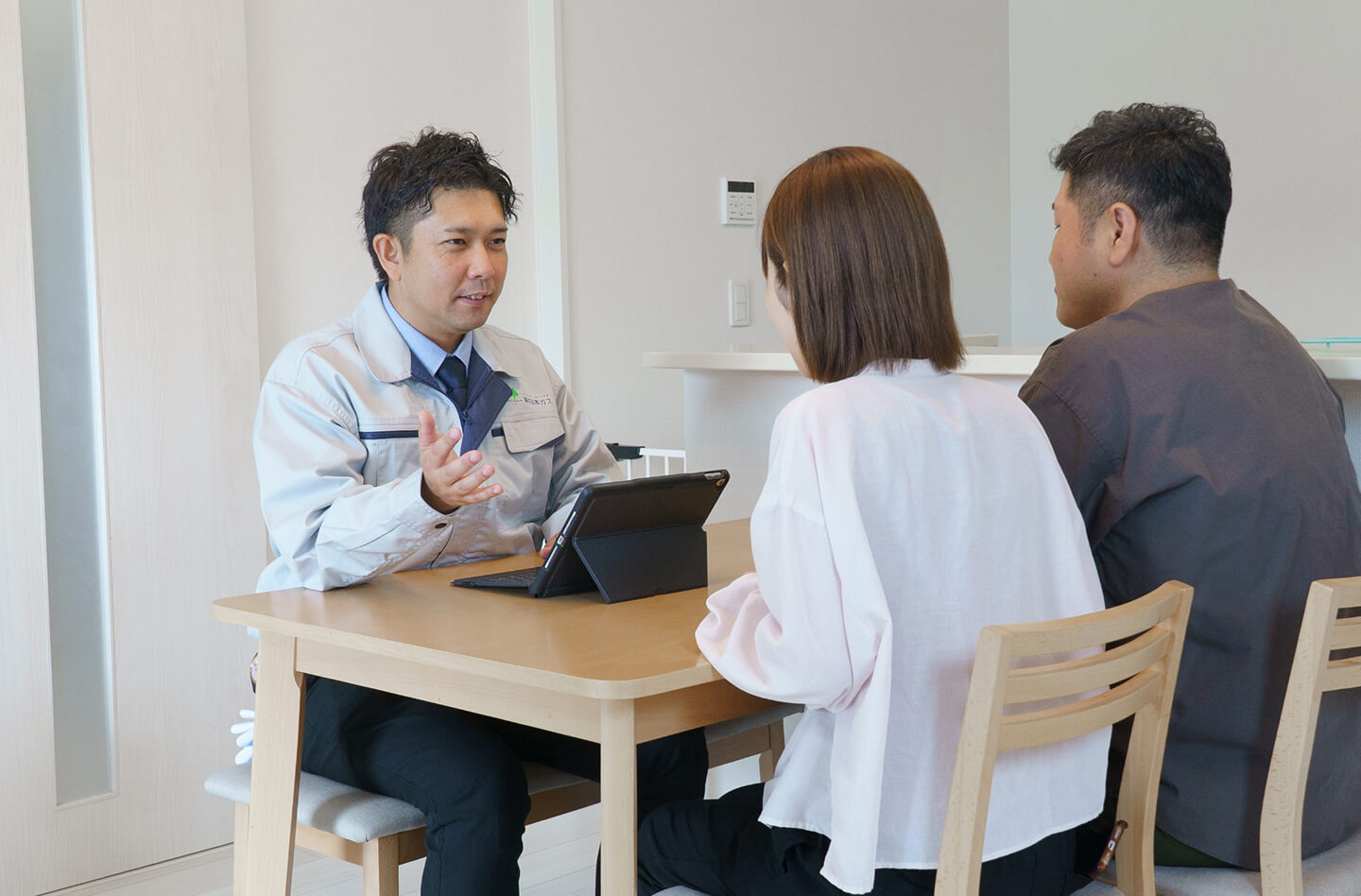 お客様とリフォームの打ち合わせをする社員