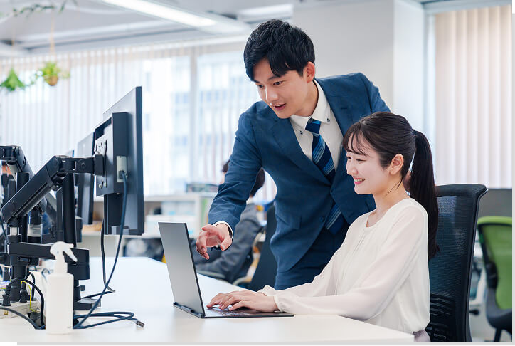 先輩社員によるOJT教育の様子