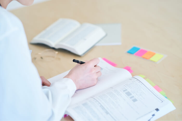 資格取得に向けて学習する社員